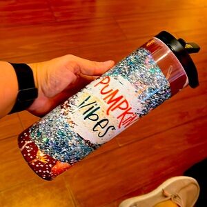 20 oz stainless steel tumbler comes with 2 lids.